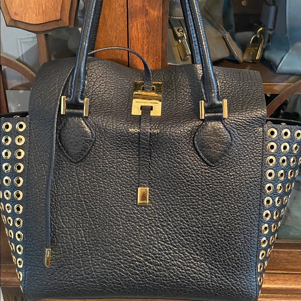 Michael Kors Miranda tote
This is NOT a Michael Michael kors
Very good condition